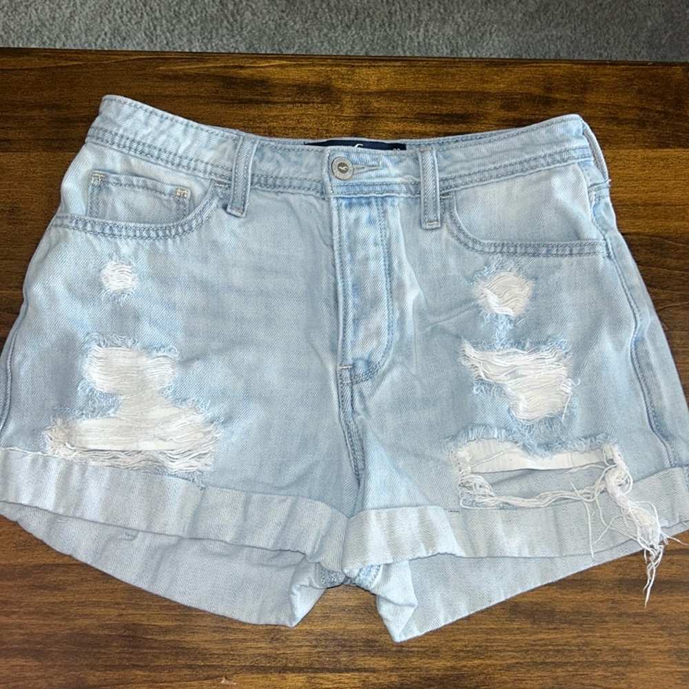 Hollister high rise mom shorts 3”, size 26 jean shorts, hardly worn